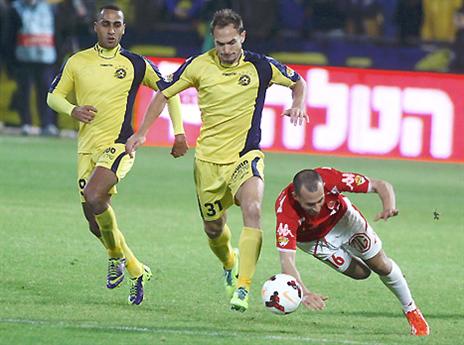 קרלוס עוצר את דמארי. הבלם הטוב בארץ (אלן שיבר)