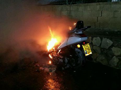 זה נראה לא טוב. האופנוע שהוצת