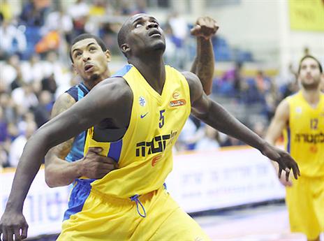 ג'יימס נלחם ריבאונד. בעיה גדולה למכבי (gettyimages)