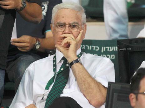 שיחה מקדימה עם הבוס. שחר מחכה לדמארי (אלן שיבר)