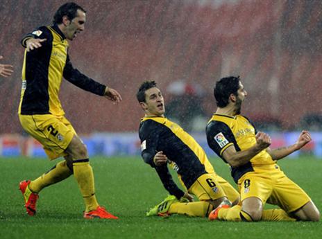 שרים בגשם. שחקני אתלטיקו