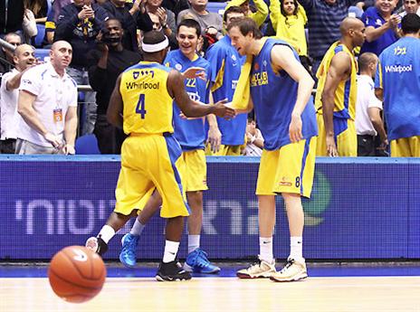 רייס, סל גדול עם הבאזר לסיום הרבע הראשון (אלן שיבר)