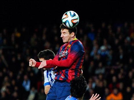 1.69 מטר ועדיין קופץ מעל כולם. מסי (gettyimages