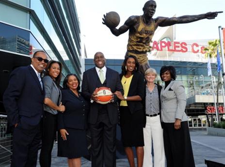 מג'יק לצד ליסה לסלי וחברים (gettyimages)