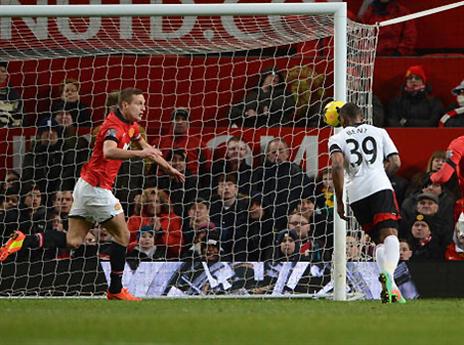 בנט נוגח באין מפריע מול שער ריק (GETTYIMAGES)