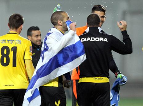 לא דגלים צהובים, אלא דגלים בכחול לבן