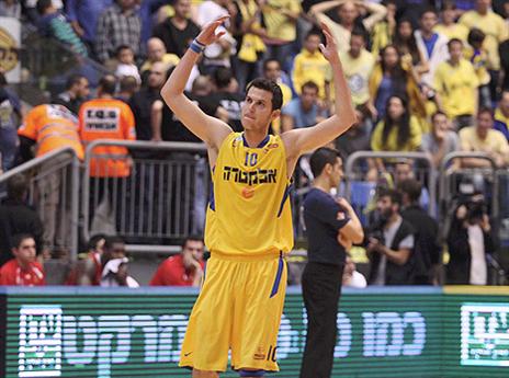 "חוץ ממשאל עם, עשו פה כבר הכל". פניני (אלן שיבר)