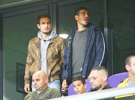 טיבי וגרסיה ביציע. למכבי היה קשה מאוד בלעדיהם