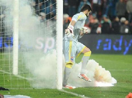 אבל אחת האבוקות פגעה בו (GETTYIMAGES)