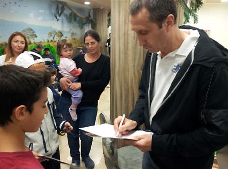 בלאט, העניק חתימות לילדים