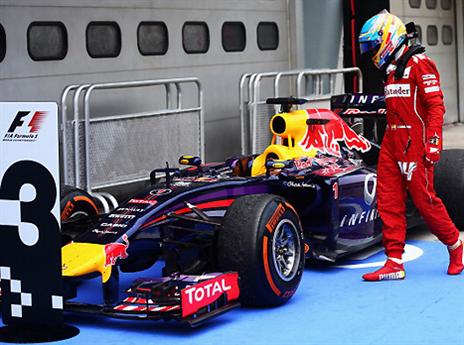 מחוץ לפודיום. אלונסו מביט על הרכב של פטל (gettyimages)