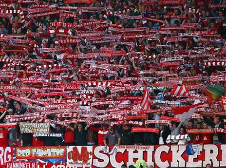 אך גם הגרמנים ביציע נתנו הצגה (GETTYMAGES)