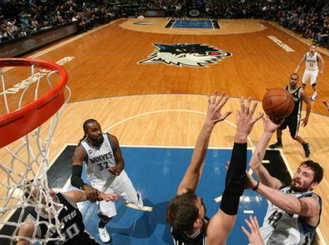 קווין לאב מעל הגנת הספרס (gettyimages)