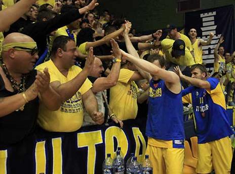 החזירו את הכבוד. שחקני מכבי (צילום: אלן שיבר)