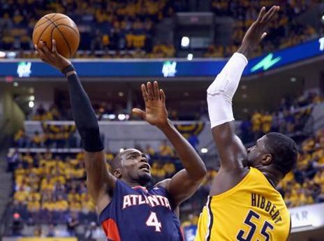 פול מילסאפ קולע מעל היברט (gettyimages)