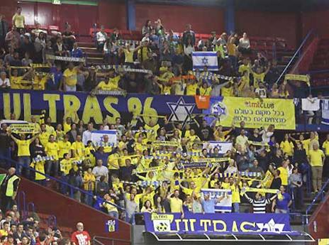 אוהדי מכבי באיטליה. "בנוקיה, זה סיפור אחר" (gettyimages)