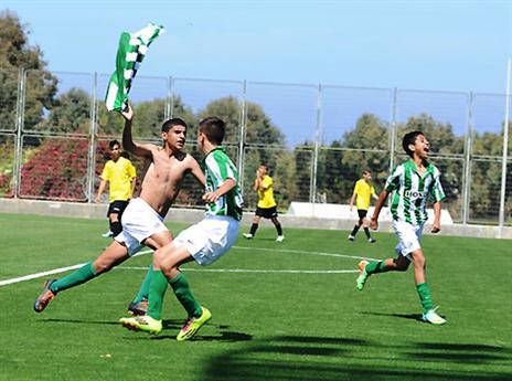 עלאא אלדין חוגג את שער הניצחון (ג'ו הירש, באדיבות האתר הרשמי)