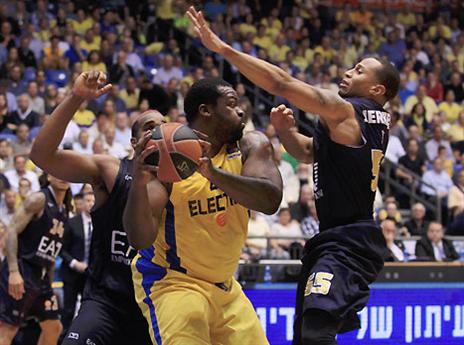 ומכבי מצאה עצמה בפיגור במחצית (אלן שיבר)