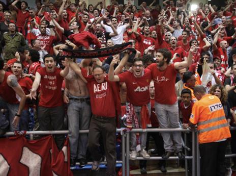 אוהדי הפועל ת"א. "אף אחד לא באמת מעוניין להקשיב" (אלן שיבר)