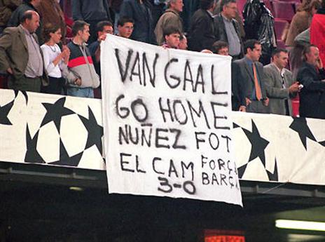 לא תמיד מתחבב על כולם. שלט בקאמפ נואו במהלך תקופתו בברצלונה (GETTYIMAGES)