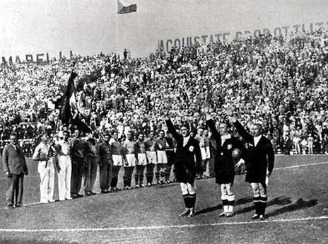 גם השופטים ב-1934 נאלצו להצדיע במועל יד (gettyimages)