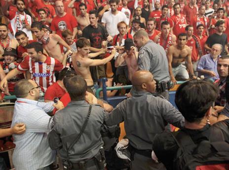 והיה גם בלאגן ביציעים (צילום: אלן שיבר)