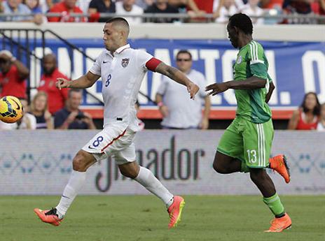 שחקן אשדוד, ג'ון אושינאווה, רודף אחרי קלינט דמפסי (gettyimages)