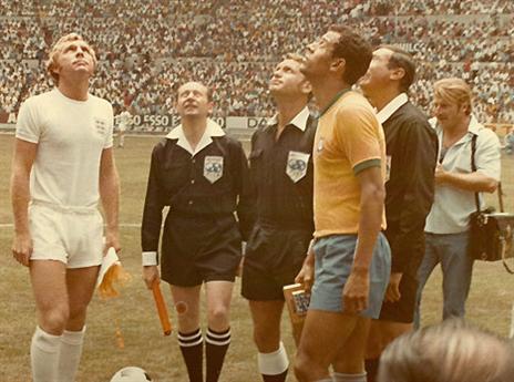 עם המחזיק היוצא בובי מור והמחזיק הנכנס קרלוס אלברטו (באדיבות אברהם קליין)