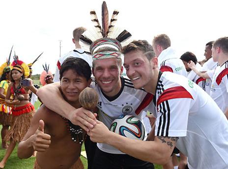 אוזיל ופודולסקי נהנים מהרגעים האחרונים לפני המתח הגדול (gettyimages)