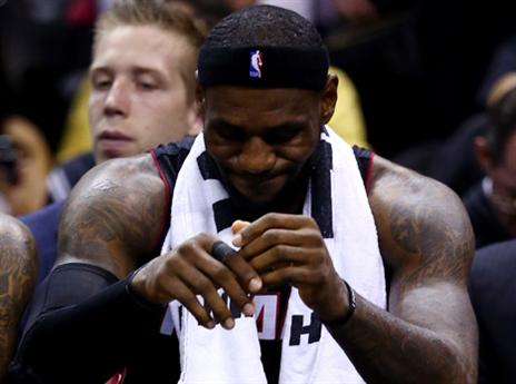 סיפק רבע ראשון מדהים, אחר כך נעלם. לברון (gettyimages)