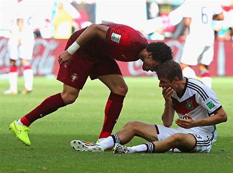פפה נוגח במולר. טעות מטופשת של הפורטוגלי (gettyimages)