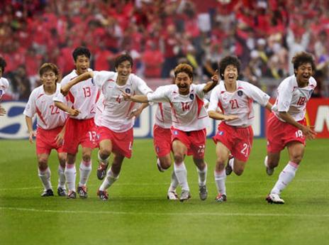 ויצאו לחגוג