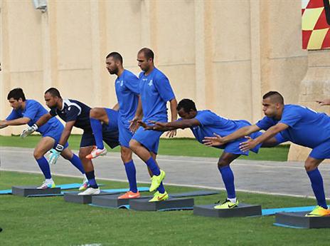 שחקני עכו באימון (רמי כהן שמאלי)