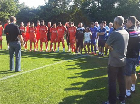 שחקני הקבוצות בדקת הדומיה לזכר שירזי (צילום: עמוד הפייסבוק של עירוני קרית שמונה)