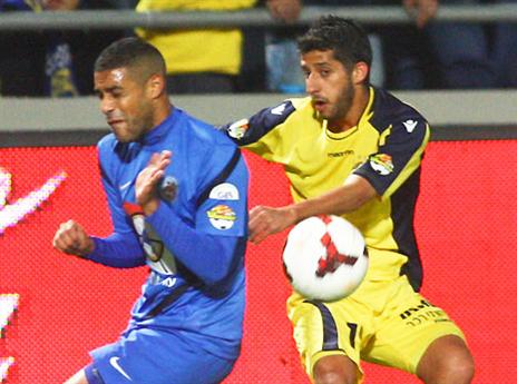 במכבי מבסוטים עליו. מיכה (צילום: אלן שיבר)