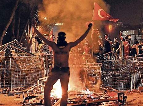 אחד המפגינים נגד ארדואן (צילום מתוך טוויטר)