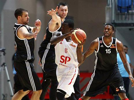 ניסה לעזור למרות הפציעה. סקוט, אמש (מנהלת הליגה)