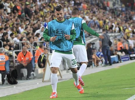 ותראו מי מתחמם בצידי המגרש. האיש הכי שנוא הערב בטדי - קובי מויאל