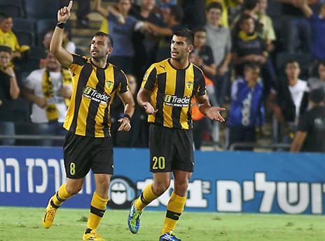 וברקע טדי בוער