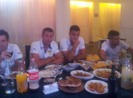 שחקני בית"ר באולמי LA BELLE