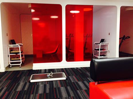 השחקנים נכנסים לניתוחי וידאו אחרי האימון