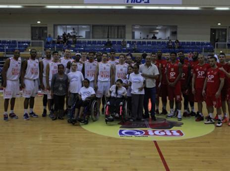 שחקני הפועל ת"א ומכבי ראשל"צ עם עמותת ניצני ראשון (צילום: אודליה מטרי, מכבי ראשל"צ)