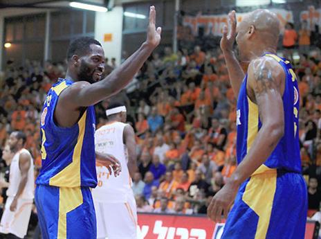 בעונה שעברה מכבי הפסידה בנס ציונה. פארגו וסמית' (צילום: אלן שיבר)