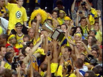 מכבי חוגגת ב-2001. מבריזים מבית הספר