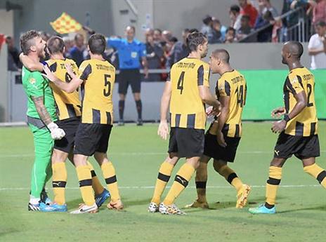 כל הקבוצה באה לשמוח עם השוער (צילום: אלן שיבר)