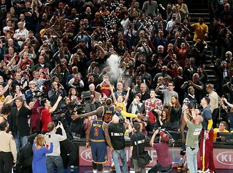 הרגע הכי מוצלח של ג'יימס במשחק? האבקה באוויר (gettyimages)