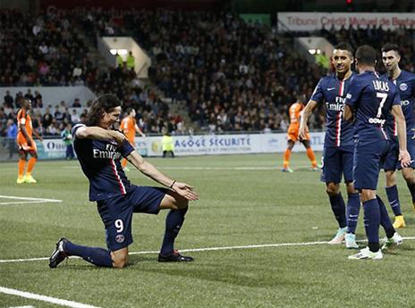 טוען את הרובה. אדינסון קבאני (צילום: האתר הרשמי של פ.ס.ז')