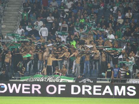 הם לא הפחידו את בכר. אלפי אוהדי מכבי חיפה (צילום: אלן שיבר)