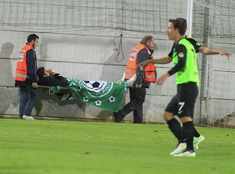 מיצ'ל מפונה על אלונקה (אלן שיבר)