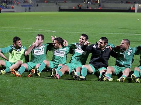איזה אושר. שחקני כפ"ס כובשים את בלומפילד (צילום: אלן שיבר)